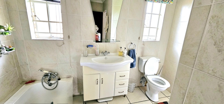 2 Bedroom Property for Sale in Die Hoewes Gauteng