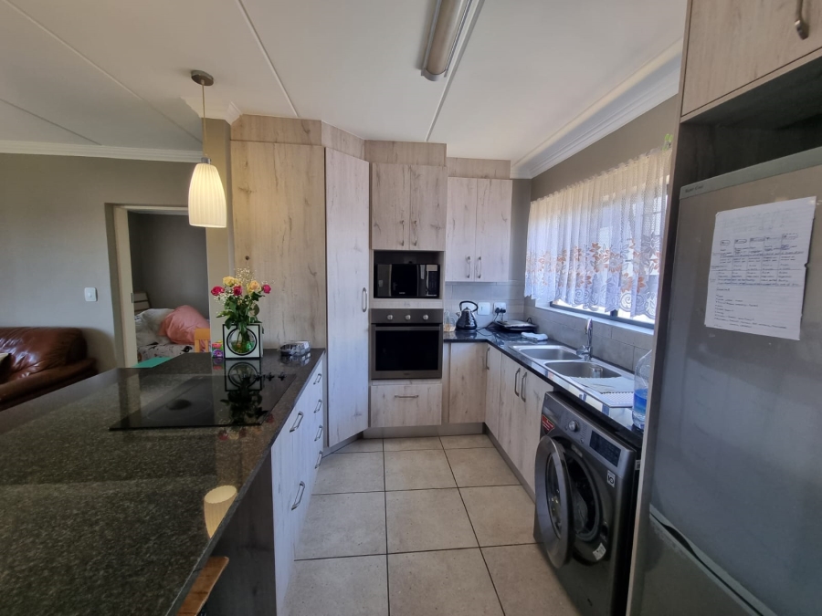 To Let 2 Bedroom Property for Rent in Rooihuiskraal North Gauteng