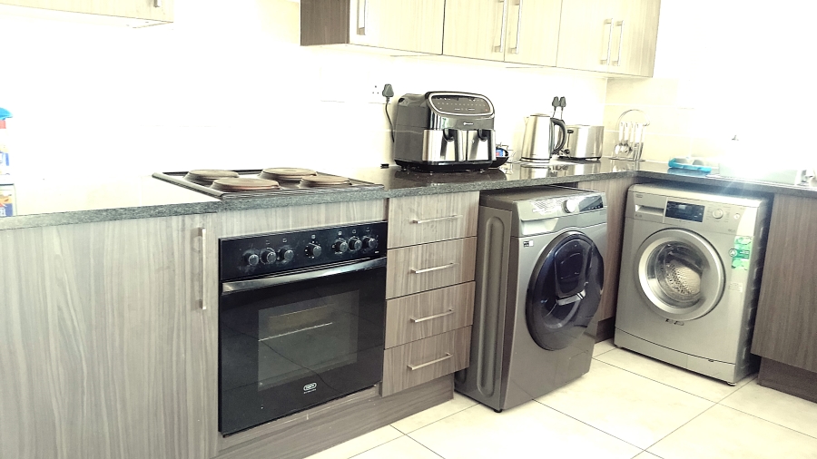 To Let 3 Bedroom Property for Rent in Olievenhoutbosch Gauteng