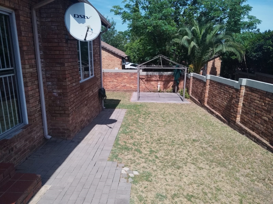 To Let 2 Bedroom Property for Rent in Kyalami Hills Gauteng