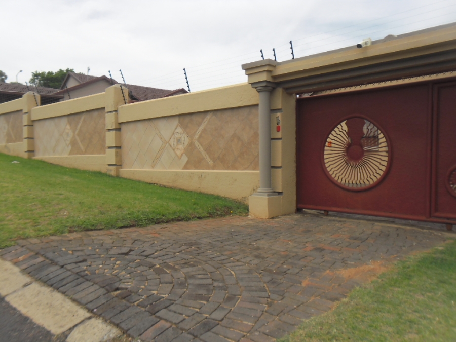 4 Bedroom Property for Sale in Lindhaven Gauteng