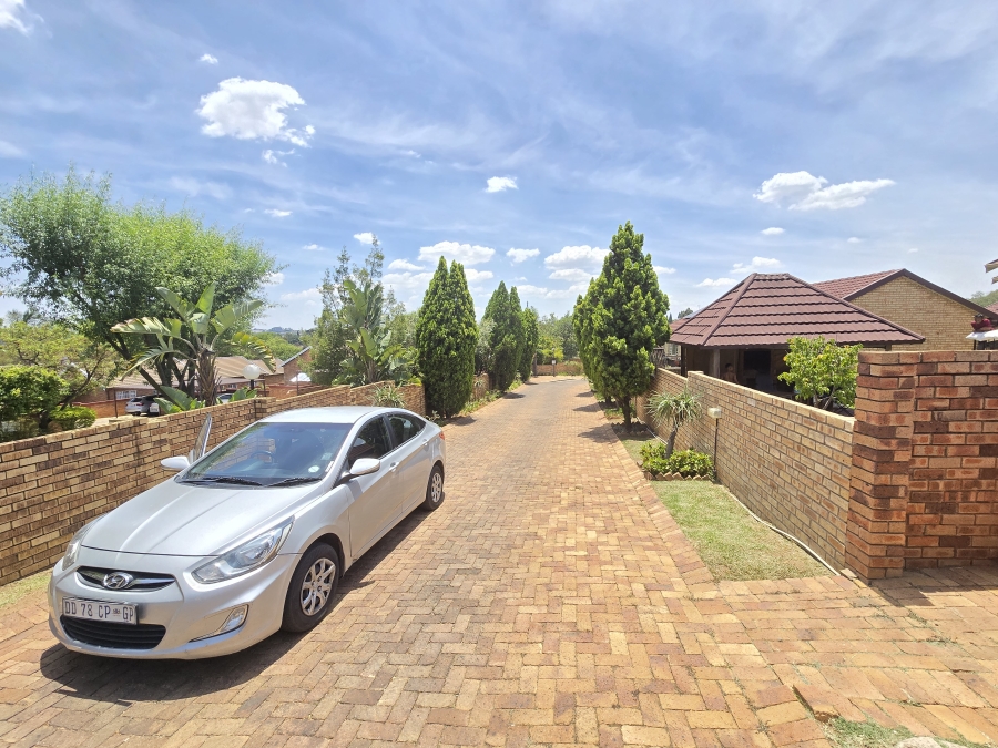 2 Bedroom Property for Sale in Wilgeheuwel Gauteng