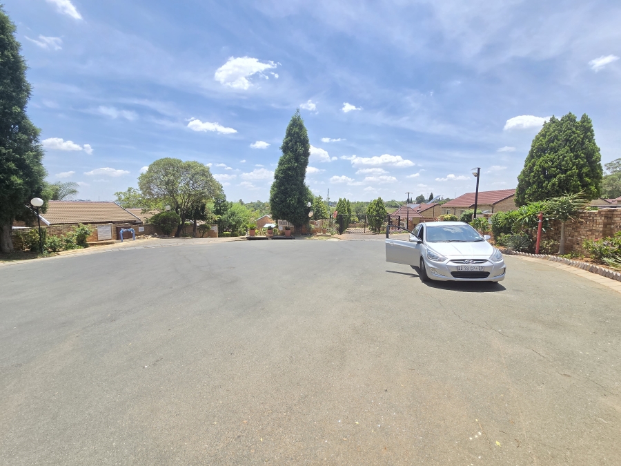 2 Bedroom Property for Sale in Wilgeheuwel Gauteng