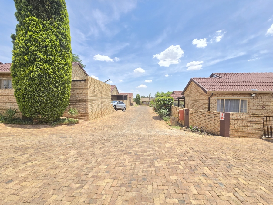 2 Bedroom Property for Sale in Wilgeheuwel Gauteng