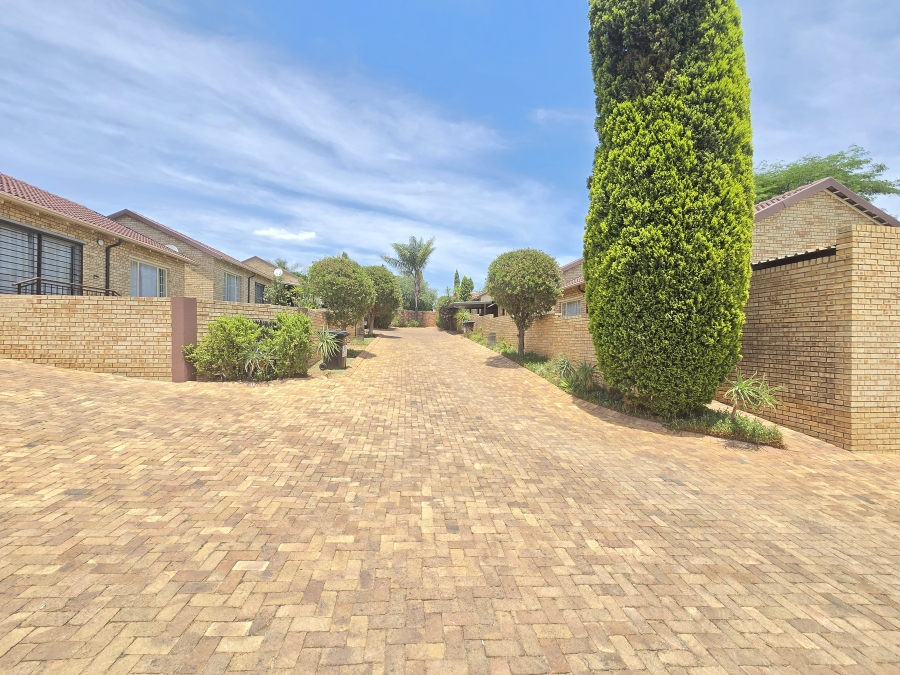 2 Bedroom Property for Sale in Wilgeheuwel Gauteng