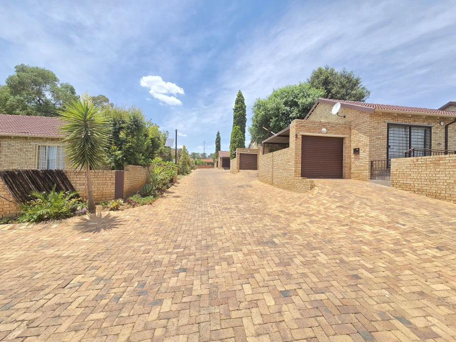 2 Bedroom Property for Sale in Wilgeheuwel Gauteng