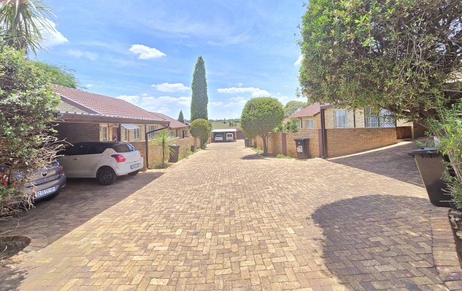 2 Bedroom Property for Sale in Wilgeheuwel Gauteng