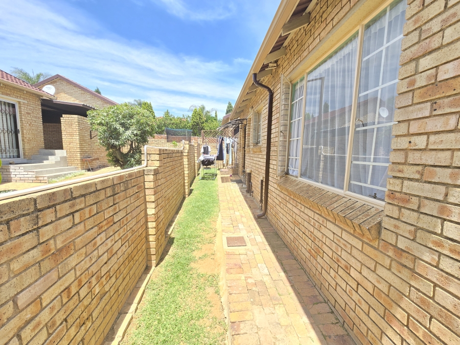 2 Bedroom Property for Sale in Wilgeheuwel Gauteng