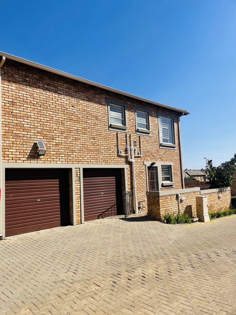 3 Bedroom Property for Sale in Wilgeheuwel Gauteng