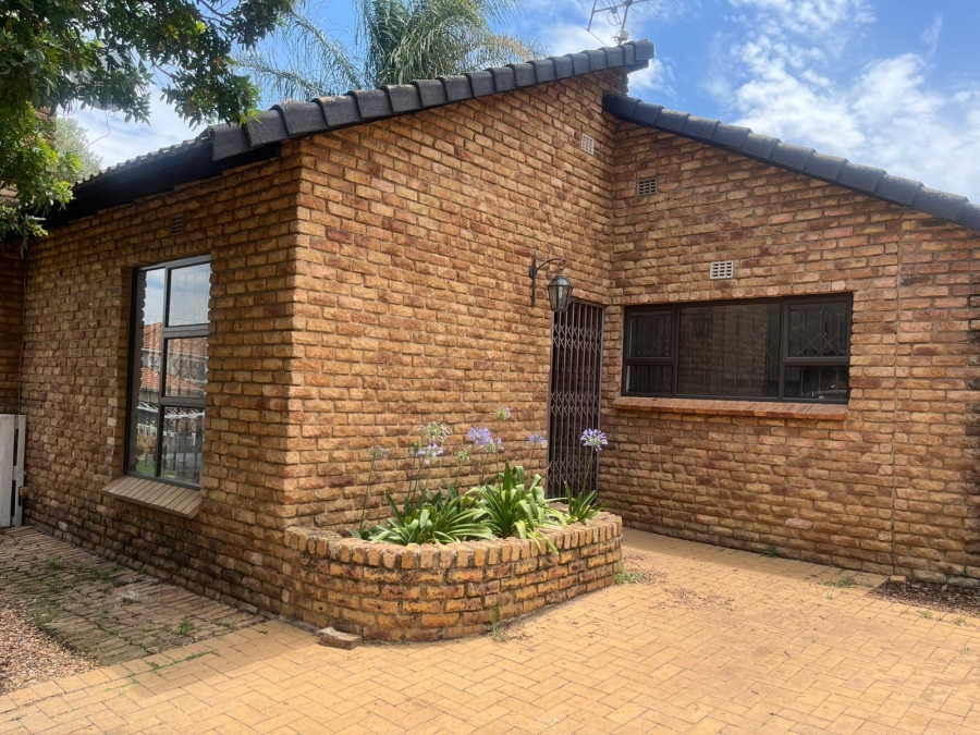 To Let 3 Bedroom Property for Rent in Buccleuch Gauteng