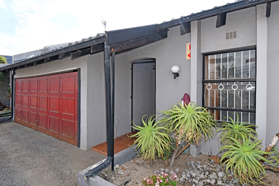 3 Bedroom Property for Sale in Fontainebleau Gauteng