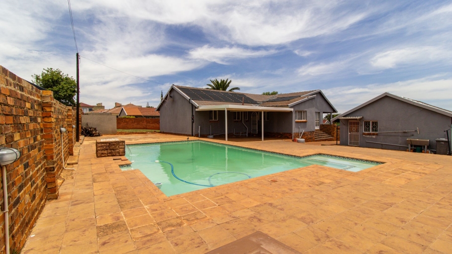 5 Bedroom Property for Sale in Lenasia South Gauteng