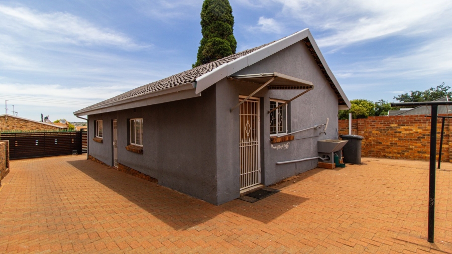 5 Bedroom Property for Sale in Lenasia South Gauteng