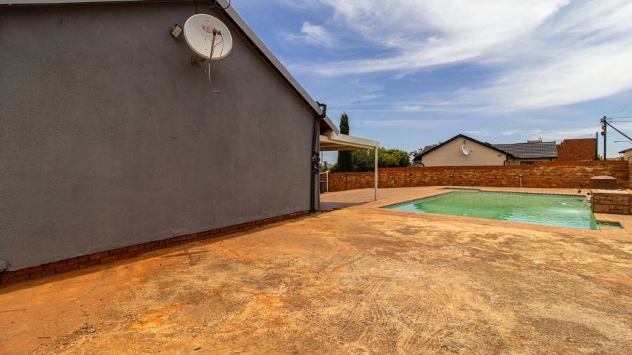 5 Bedroom Property for Sale in Lenasia South Gauteng