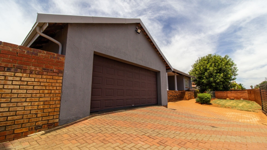 5 Bedroom Property for Sale in Lenasia South Gauteng