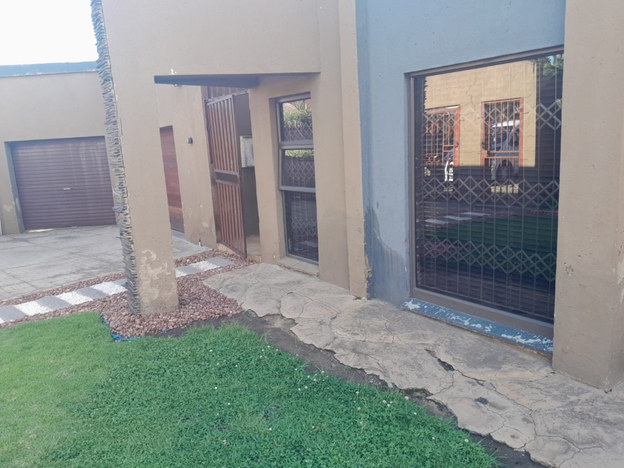 To Let 4 Bedroom Property for Rent in Brackenhurst Gauteng