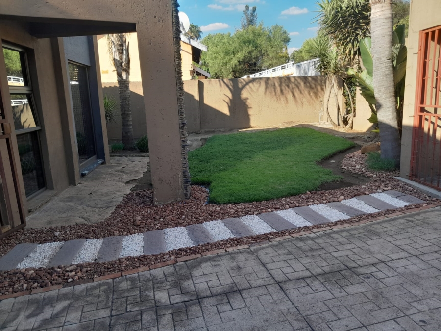 To Let 4 Bedroom Property for Rent in Brackenhurst Gauteng