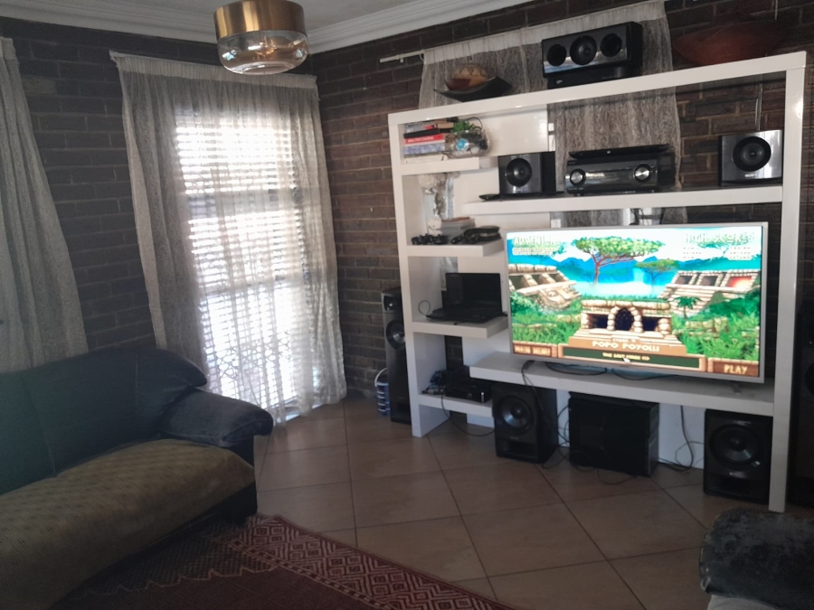 To Let 4 Bedroom Property for Rent in Brackenhurst Gauteng