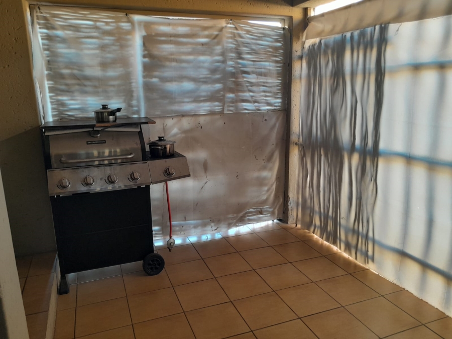 To Let 4 Bedroom Property for Rent in Brackenhurst Gauteng