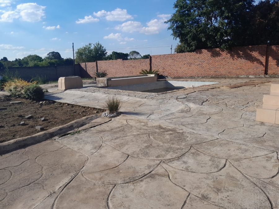 To Let 4 Bedroom Property for Rent in Brackenhurst Gauteng