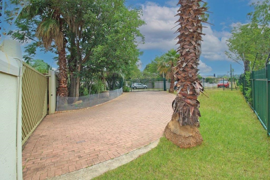 6 Bedroom Property for Sale in Marais Steyn Park Gauteng