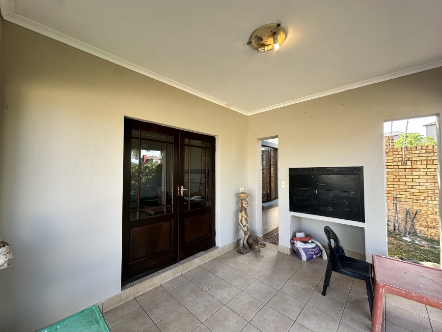 5 Bedroom Property for Sale in Thatchfield Estate Gauteng