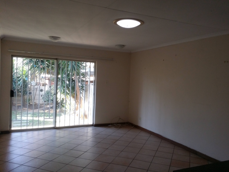 To Let 2 Bedroom Property for Rent in Fontainebleau Gauteng