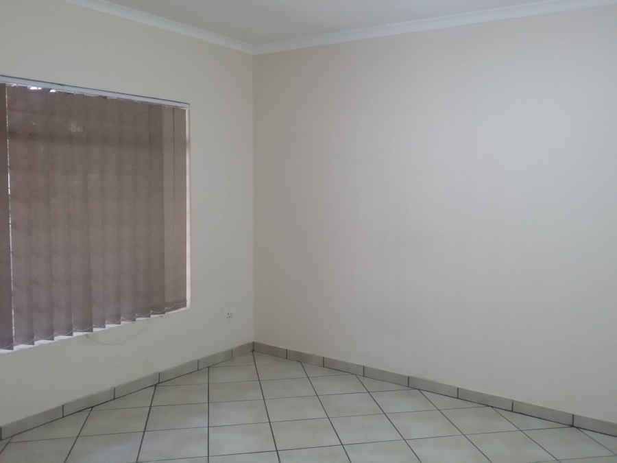 To Let 2 Bedroom Property for Rent in Fontainebleau Gauteng