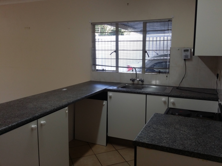 To Let 2 Bedroom Property for Rent in Fontainebleau Gauteng