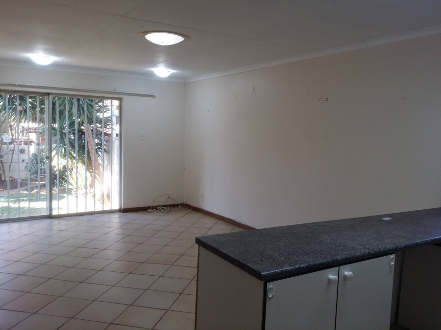 To Let 2 Bedroom Property for Rent in Fontainebleau Gauteng