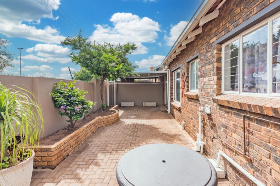 2 Bedroom Property for Sale in Noordheuwel Gauteng