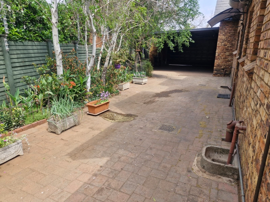 5 Bedroom Property for Sale in Wierda Park Gauteng