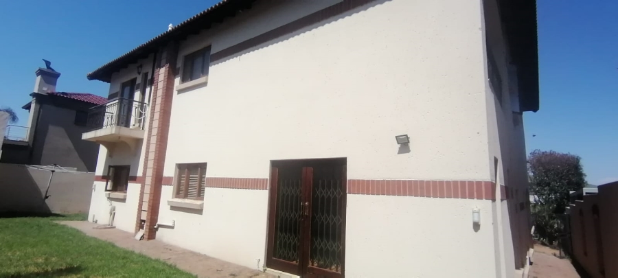 To Let 3 Bedroom Property for Rent in Radiokop Gauteng