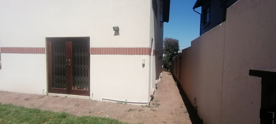 To Let 3 Bedroom Property for Rent in Radiokop Gauteng