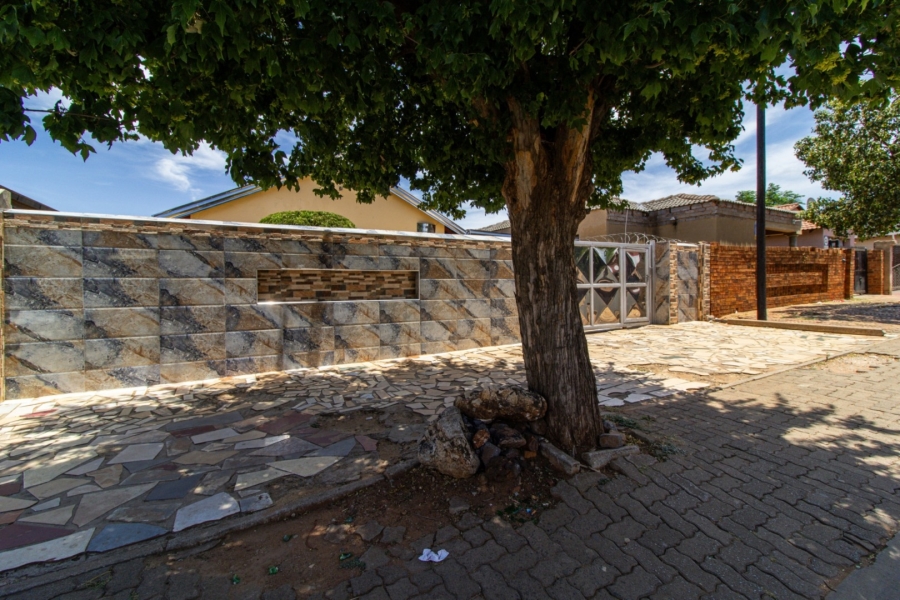 3 Bedroom Property for Sale in Protea North Gauteng