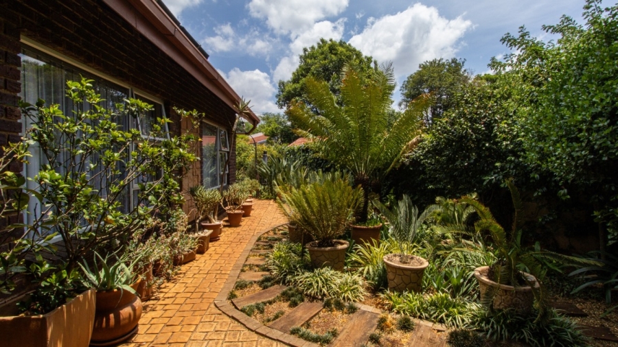 5 Bedroom Property for Sale in Wierda Park Gauteng