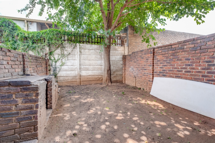 2 Bedroom Property for Sale in Fontainebleau Gauteng