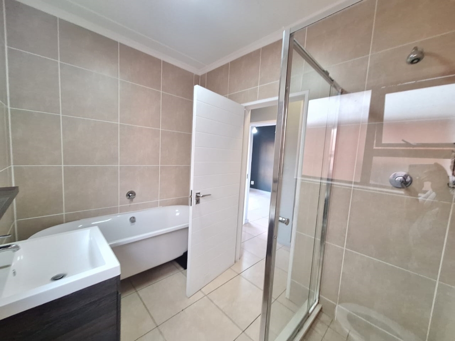 To Let 3 Bedroom Property for Rent in Greenstone Crest Gauteng