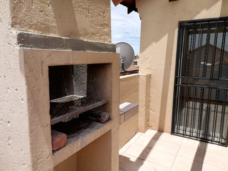 To Let 1 Bedroom Property for Rent in La Montagne Gauteng