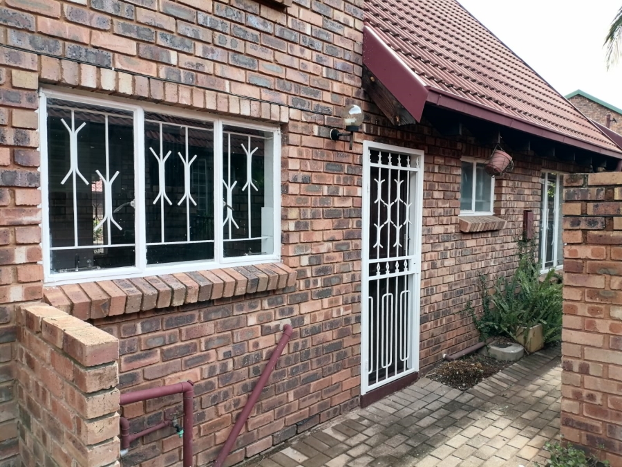 To Let 2 Bedroom Property for Rent in Weavind Park Gauteng