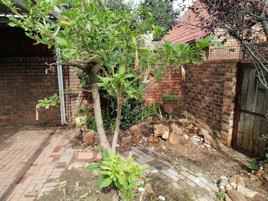 To Let 2 Bedroom Property for Rent in Weavind Park Gauteng