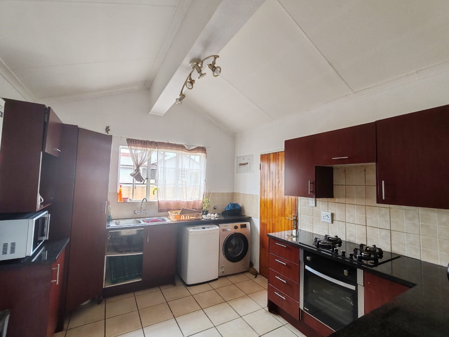 To Let 3 Bedroom Property for Rent in Crescent Wood Country Estate Gauteng