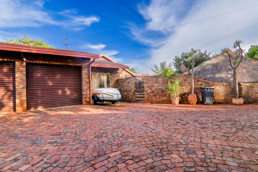 3 Bedroom Property for Sale in Waverley Gauteng