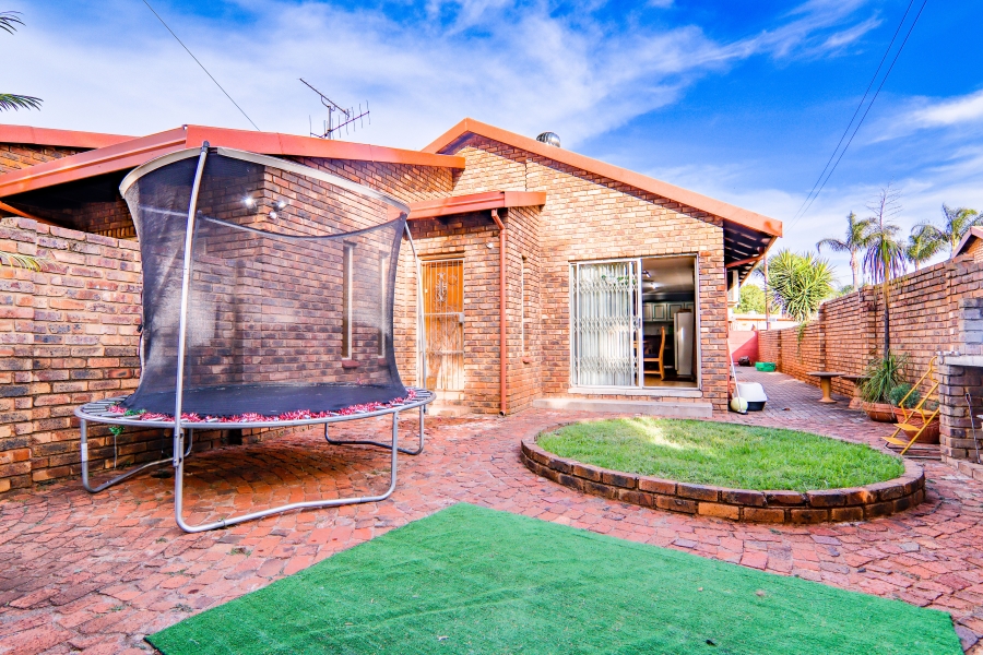 3 Bedroom Property for Sale in Waverley Gauteng