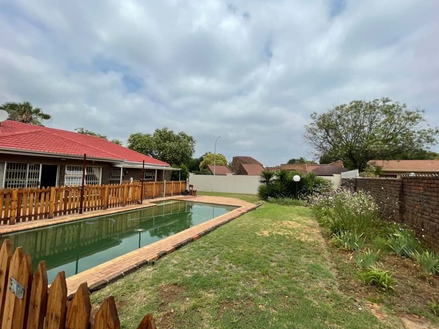 To Let 4 Bedroom Property for Rent in Three Rivers East Gauteng