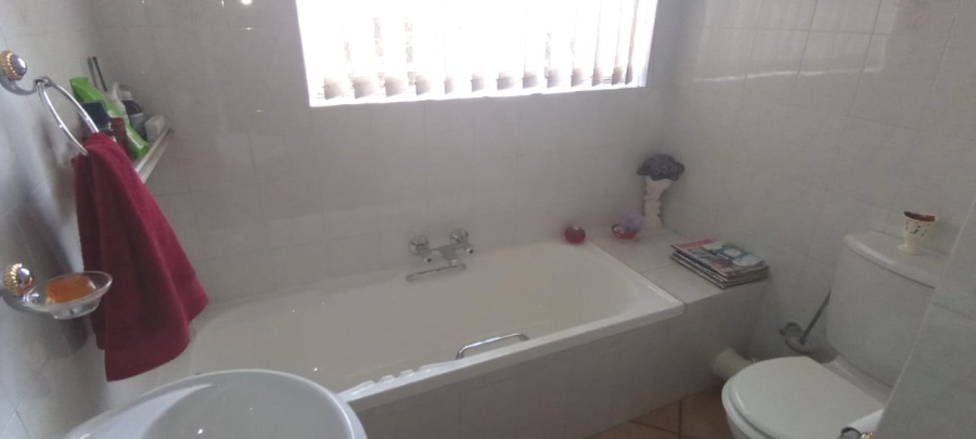 3 Bedroom Property for Sale in Three Rivers Proper Gauteng