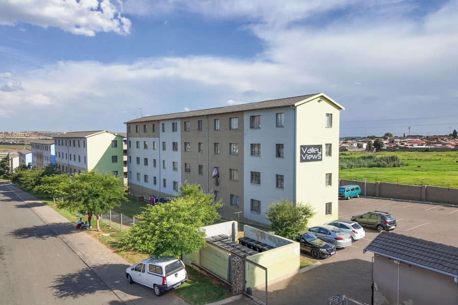 To Let 2 Bedroom Property for Rent in Fleurhof Gauteng