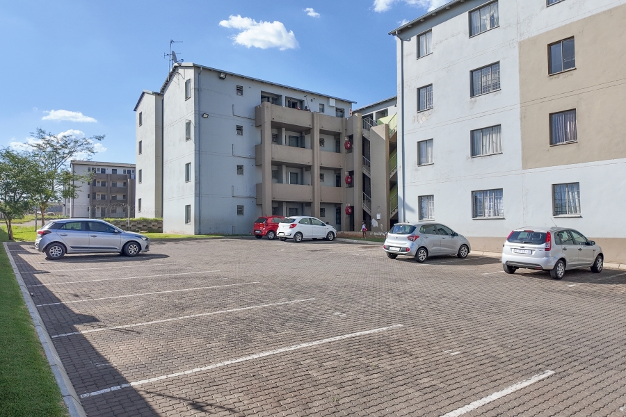 To Let 2 Bedroom Property for Rent in Fleurhof Gauteng