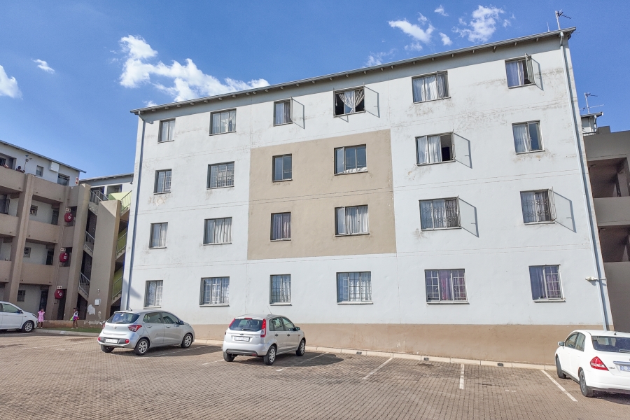 To Let 2 Bedroom Property for Rent in Fleurhof Gauteng