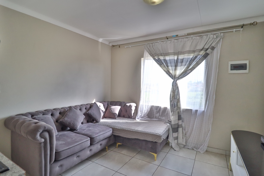 To Let 2 Bedroom Property for Rent in Fleurhof Gauteng